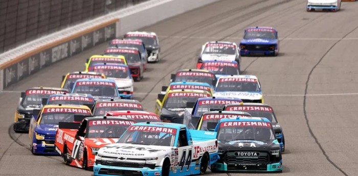 12 pilotos protagonizaron un brutal choque en la carrera de la Nascar Truck Series