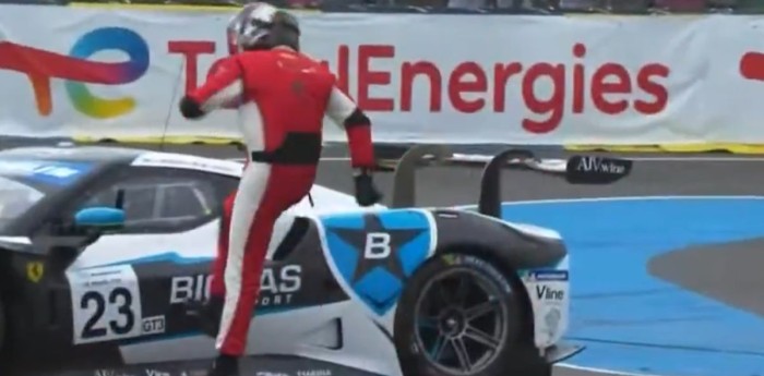 ¡Piñas y patadas! La violenta reacción de un piloto tras un accidente en Le Mans