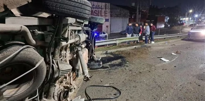 Impactante vuelco de una combi que trasladaba a jóvenes hacia un boliche: muchos de ellos resultaron heridos