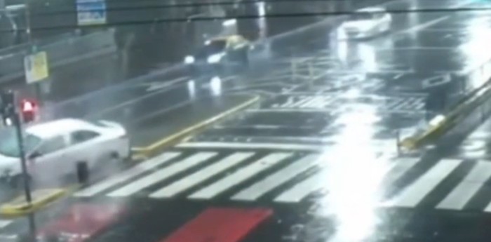 Flores: un hombre alcoholizado protagonizó un violento choque contra una parada de colectivos