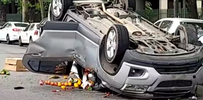 Parque Centenario: un conductor volcó y quedó inconsciente luego de colisionar con tres vehículos estacionados