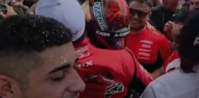 TC: ¡Los hermanos sean unidos! El abrazo entre Agustín y Matías Canapino en medio de los festejos por la quinta estrella