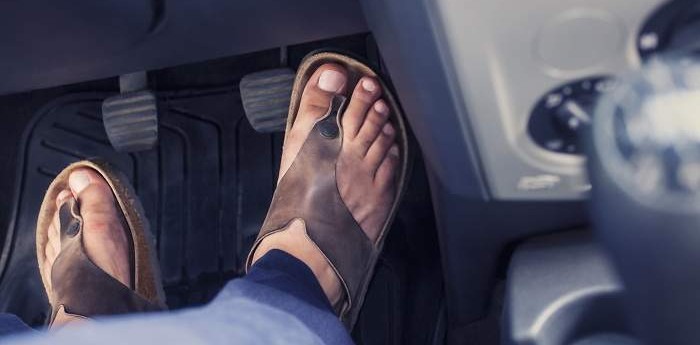 ¡Se viene el verano! ¿Se puede manejar con ojotas en la ruta?