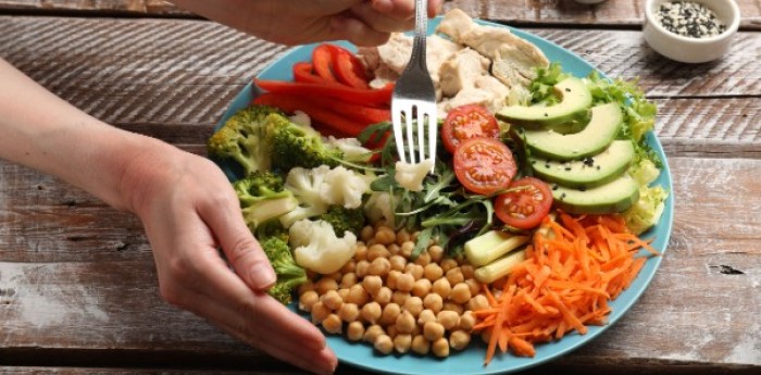 Salud y bienestar: el almuerzo saludable: clave para la energía y la productividad