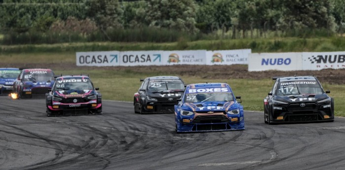 ¿Qué indicaciones reciben los pilotos en las curvas?