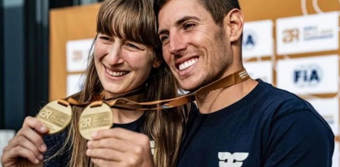 Nicolás Cavigliasso y Valentina Pertegarini todos los trofeos que obtuvieron en el Dakar