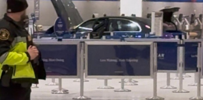 Accidente en el aeropuerto de Detroit: un auto irrumpió en la terminal y dejó seis heridos