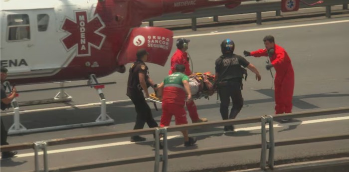 Un auto y una moto chocaron en un impactante accidente en la autopista 25 de Mayo