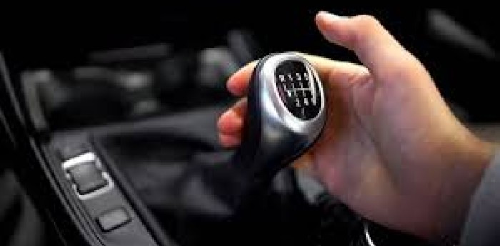 Por qué no es recomendable dejar el auto encendido mientras está parado