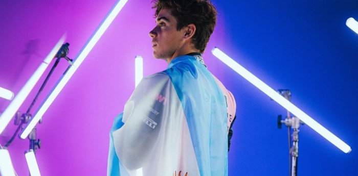 F1: ¡Envuelto en patria! La icónica postal de Colapinto junto a la bandera argentina