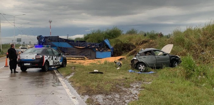 Accidente fatal en Circunvalación Oeste entre un auto y un camión: un muerto y dos heridos