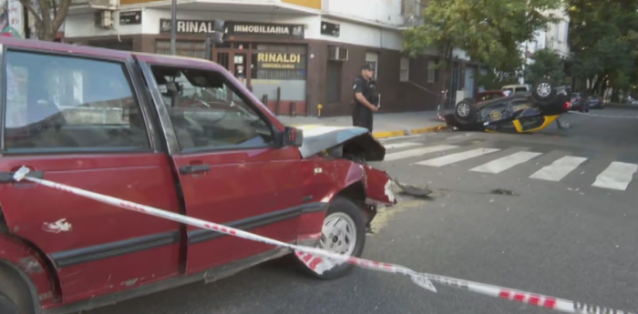 Video: impactante choque y vuelco en Almagro dejó un saldo de cuatro heridos