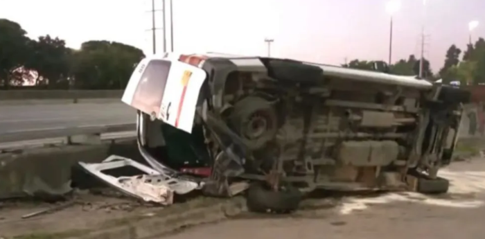 Un fuerte choque entre dos camionetas en Autopista Ricchieri dejó un saldo de tres heridos