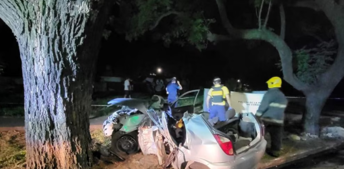 Impactante accidente en Córdoba: un auto chocó contra un árbol y fallecieron dos personas