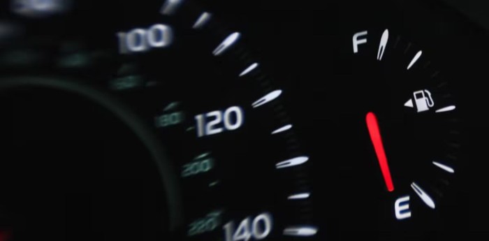 ¿Qué significado tiene la flecha al lado del surtidor de combustible en el tablero de un vehículo?