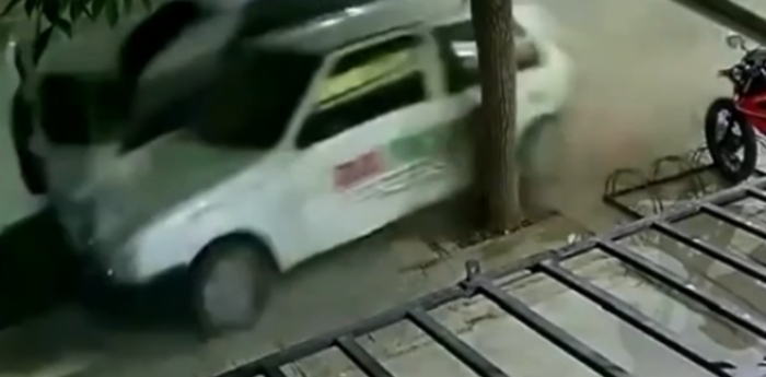 VIDEO: Accidente con fortuna en Neuquén: perdió el control, chocó y casi atropella a un panadero