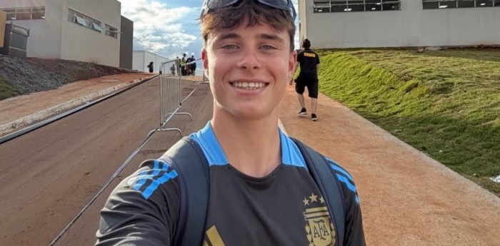 Moto3: ¡Lo lleva en la piel! Perrone llegó al circuito de Goiania con la camiseta de la Selección Argentina