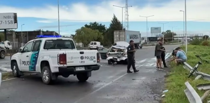 Una mujer falleció en un violento choque entre un camión y un auto detenido en la Ruta 9