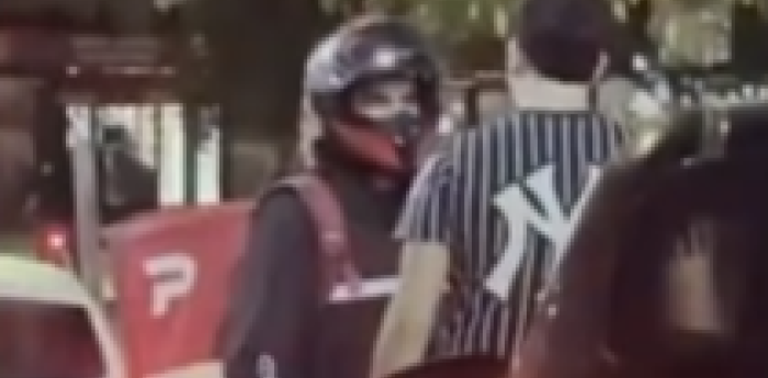 VIDEO: Un repartidor terminó a las trompadas con un automovilista en el medio de la calle