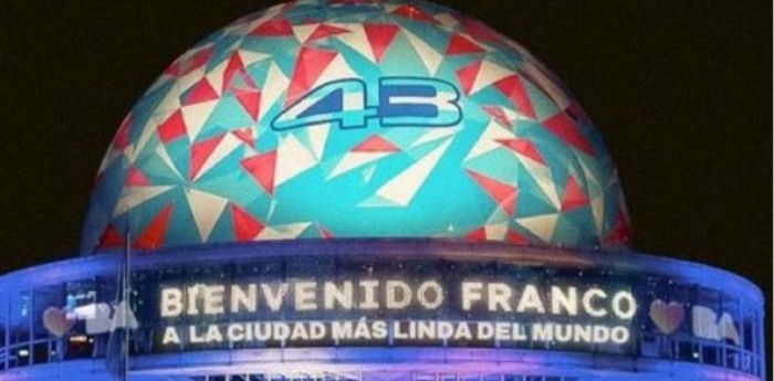 F1: ¡Su casco! El Planetario de la Ciudad de Buenos Aires le dio la bienvenida a Franco Colapinto