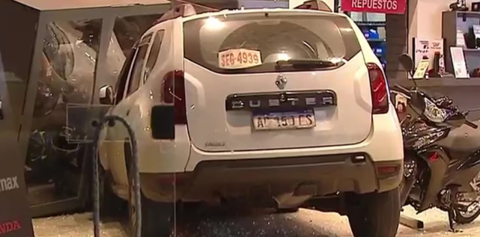 VIDEO: Accidente en Floresta: una camioneta chocó con una moto y terminó incrustada en una concesionaria