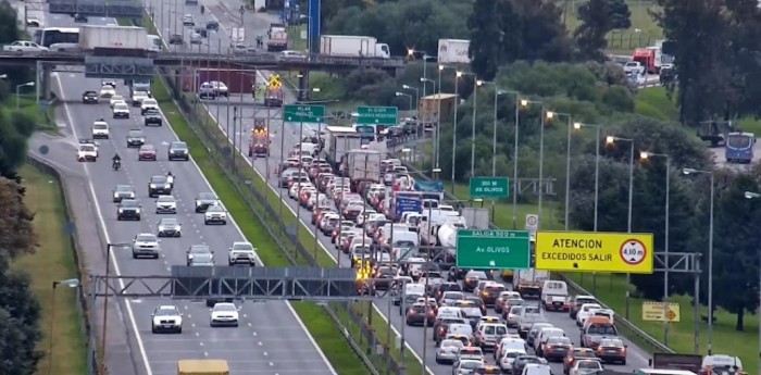 Caos en Panamericana: un camión chocó con un puente en Ramal Pilar