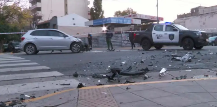 Fuerte choque entre un auto y un taxi en Floresta: hay tres heridos y calles cortadas