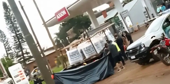 Dos jóvenes en una moto murieron tras ser atropellados por un camión en Corrientes