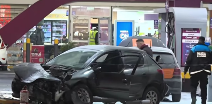 Impactantes imágenes en General Paz: un auto chocó contra una estación de servicio, se prendió fuego y dejó tres heridos