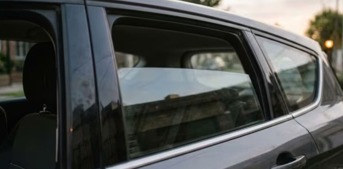 La razón por la cual el vidrio trasero de algunos autos no baja del todo