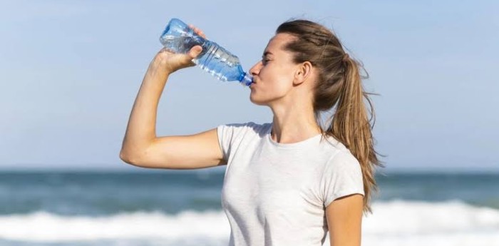 Salud y bienestar: hidratación constante: la barrera invisible contra los dolores de cabeza y las bajas de presión