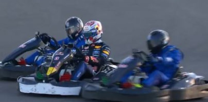 Así fue la maniobra de Max Verstappen para ganar el desafío contra los 100 kartings