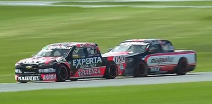 La gran maniobra de Santero sobre Canapino para arrebatarle la segunda serie del TC Pick Up en La Plata
