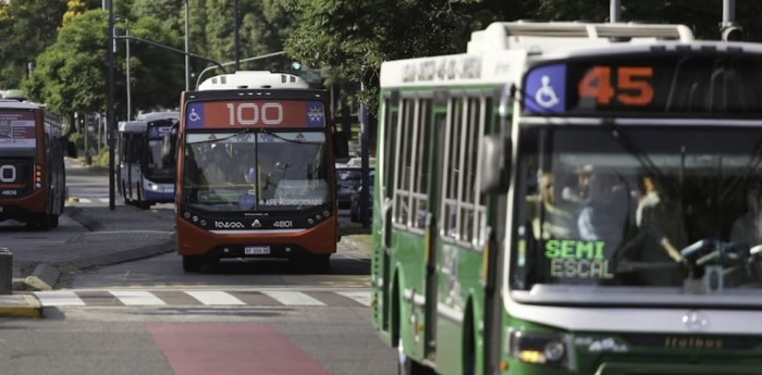 Podrían recortar el servicio de colectivos del AMBA porque que las empresas no pueden cargar nafta