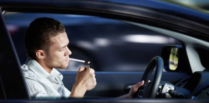 Quieren multar a las personas que fumen en los autos