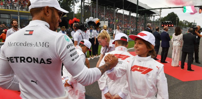 Lewis Hamilton preocupado por los más chicos
