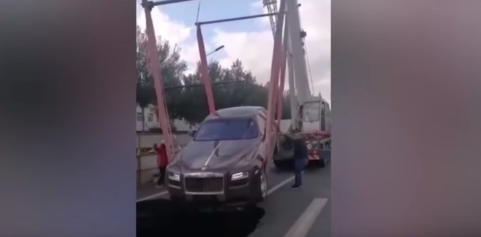 Un Roll Roys cayó a un agujero de la calle en China